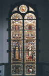 501165 Afbeelding van het, door A.J. Derkinderen in 1894 vervaardigde, glas-in-lood raam, met allegorische figuren ...